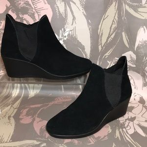 Crocs Black Leigh Wedge Chelsea Ankle Booties Size 7 Suede Leather Uppers